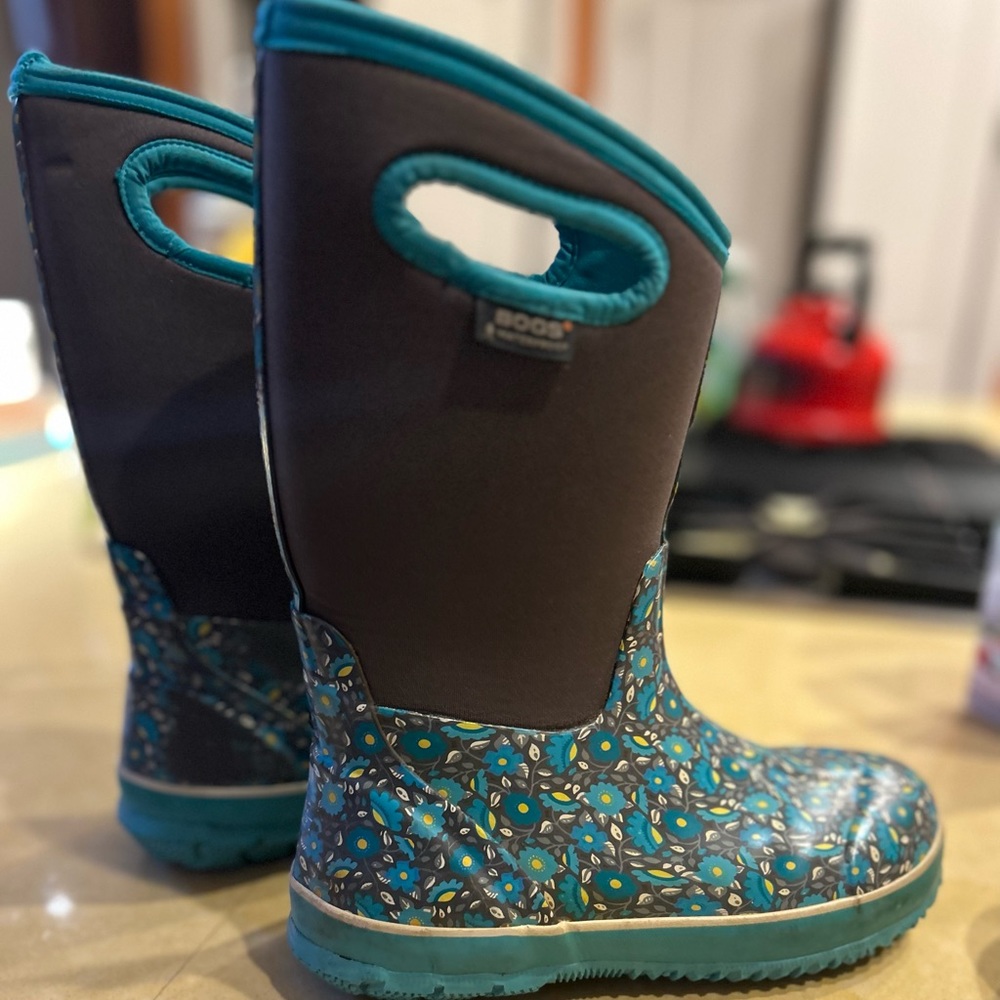 Youth size 5 Bogs rainboots